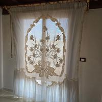 prestigiosa tenda in puro lino e ricamo.