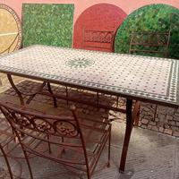 Tavolo da esterno in mosaico