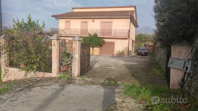 Villa con giardino
