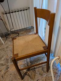 Due sedie in legno e paglia