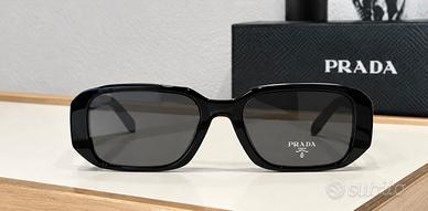 Occhiali da sole Prada con montatura rettangolare