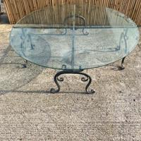 Tavolo di cristallo e base in ferro battuto