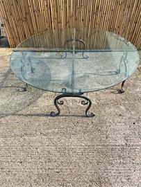 Tavolo di cristallo e base in ferro battuto