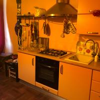 Cucina , lampadario Kartell, frigo. 4 sedie