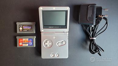 Gameboy Advance SP con due giochi