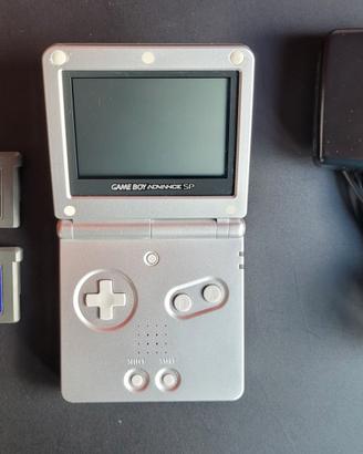 Gameboy Advance SP con due giochi