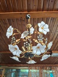 Lampadario floreale in vetro e metallo dorato