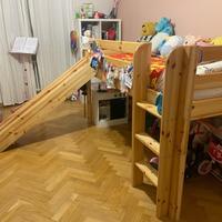 Letto a soppalco Flexa con scivolo