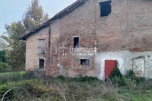 Rustico con ampio terreno e superfici accessorie