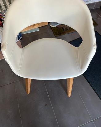 Coppia di sedie in similpelle e gambe di rovere