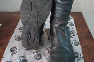 tuta uomo in pelle taglia 50 più stivaletti donna 