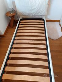 Letto singolo legno imbottito.