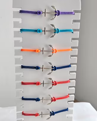 espositore con bracciali 