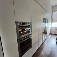 Cucina Boffi bianca con penisola in acciaio