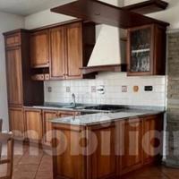 cucina in legno con piano in marmo