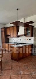 cucina in legno con piano in marmo