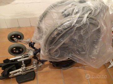 Carrozzina per disabili pieghevole