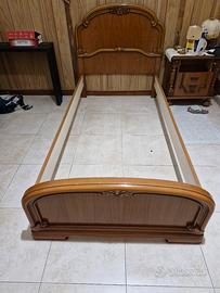 Coppia di lettini in legno massello con intagli – 