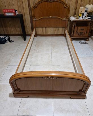 Coppia di lettini in legno massello con intagli – 