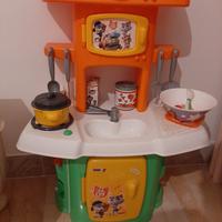 Cucina con accessori, culla con bambole