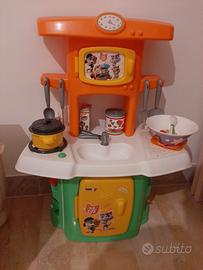 Cucina con accessori, culla con bambole