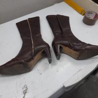 Stivali alti marroni con tacco.