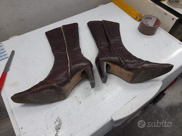 Stivali alti marroni con tacco.