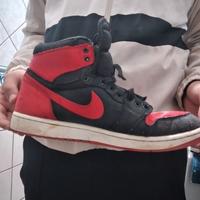scarpa jordan 1 black e rosso florescente 