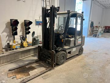 Carrello elevatore OM D30 macchina operatrice