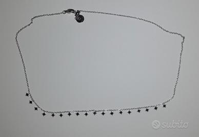 Collana in acciaio con stelline.
