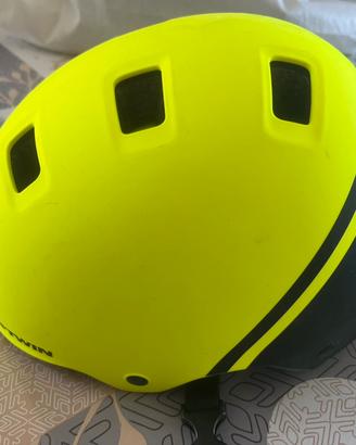 Tre caschi roller e bici