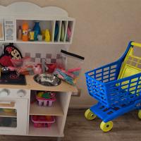 Cucina giocattolo + carrello spesa
con accessori 
