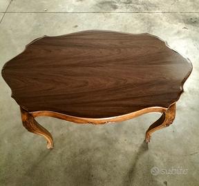 Tavolo in legno restaurato.