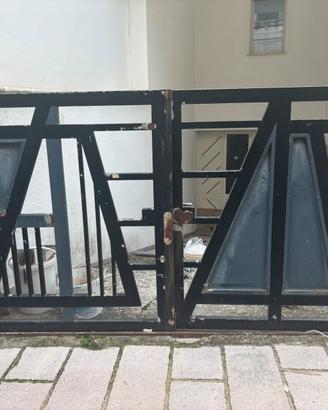 Cancello in ferro a due ante, già smontato