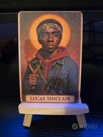 Santino artistico Stranger Things Lucas Sinclair
