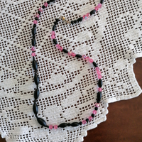 Collana nera e fucsia