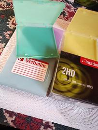 Lotto composto da 10 floppy disk e 4 custodie 