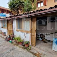 Indipendente da ristrutturare con cortile