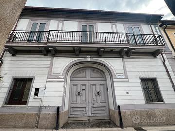 Intero stabile da ristrutturare