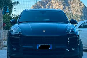 Porcsche macan