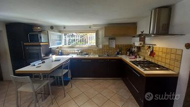 cucina ad angolo con elettrodomestici inclusi 