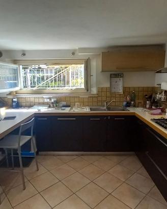 cucina ad angolo con elettrodomestici inclusi 