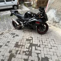 Suzuki GSX-R1000 K8 – Potenza Brutale, Emozionante