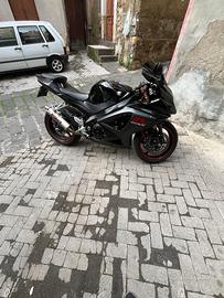 Suzuki GSX-R1000 K8 – Potenza Brutale, Emozionante