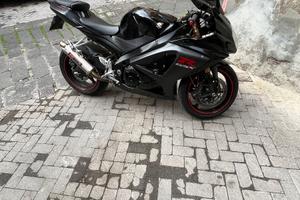 Suzuki GSX-R1000 K8 – Potenza Brutale, Emozionante