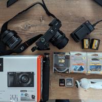 sony a 6000 con accessori e obbiettivi