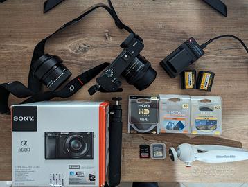 sony a 6000 con accessori e obbiettivi