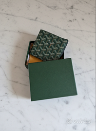 Portafoglio in ecopelle con design ispirato verde