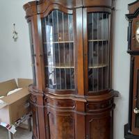 Vetrina con cassetti e mobiletti in legno 