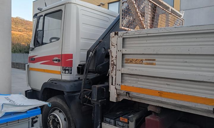Camion ribaltabile con gru